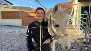 Mehr über den Artikel erfahren Die Klasse FC verbringt wertvolle Vormittage am Reiterhof