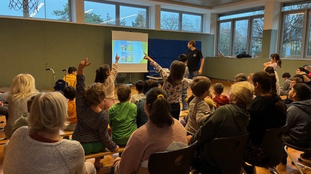 Mehr über den Artikel erfahren Autorenlesung in der Schule