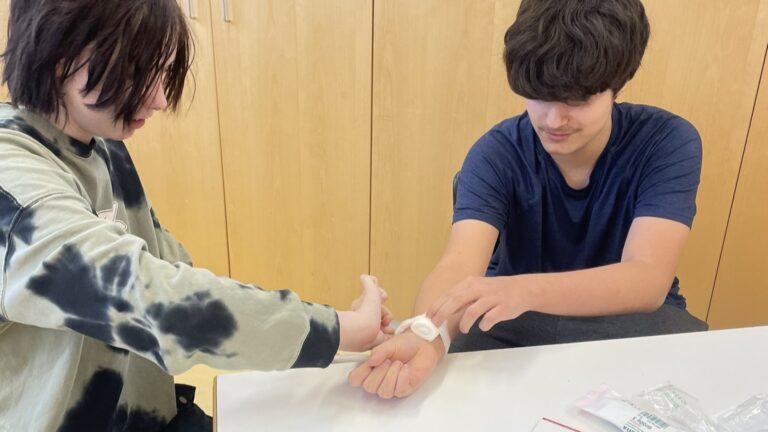 Mehr über den Artikel erfahren Erste Hilfe im Unterricht